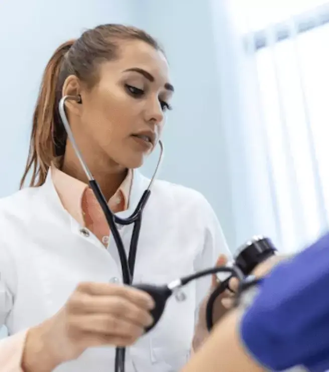 врач со стетоскопом