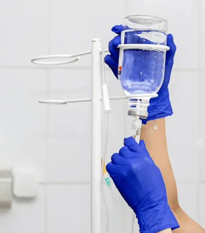 руки держат капельницу
