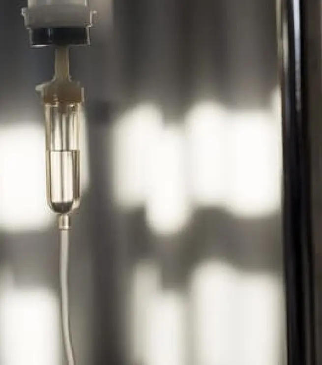 капельница на фоне палаты