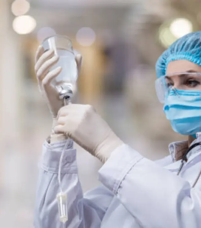 врач с капельницей