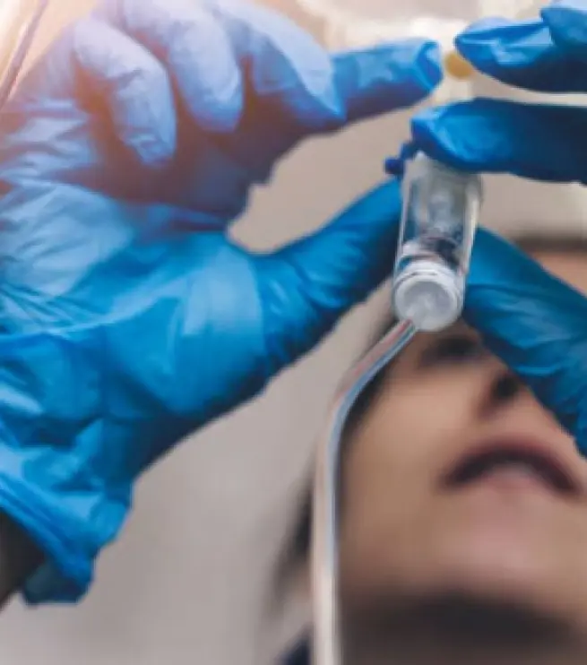 врач ставит капельницу