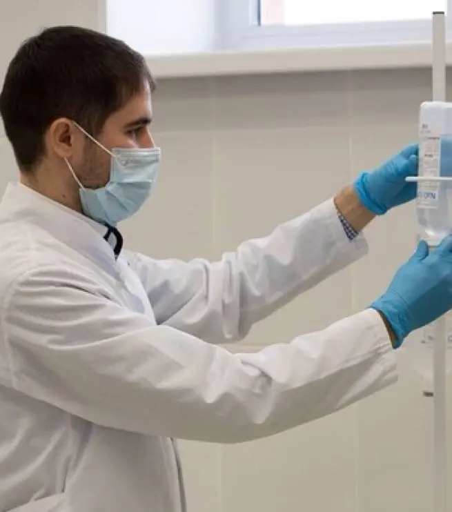 врач ставит капельницу