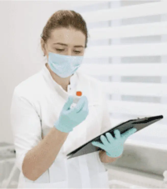 врач смотрит на лекарство