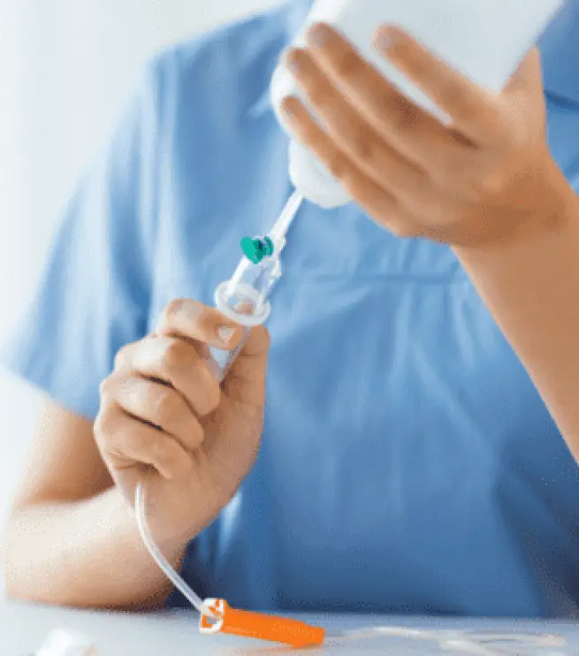 врач набирает лекарство