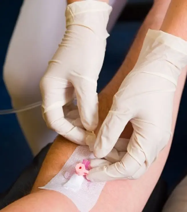 врач ставит капельницу