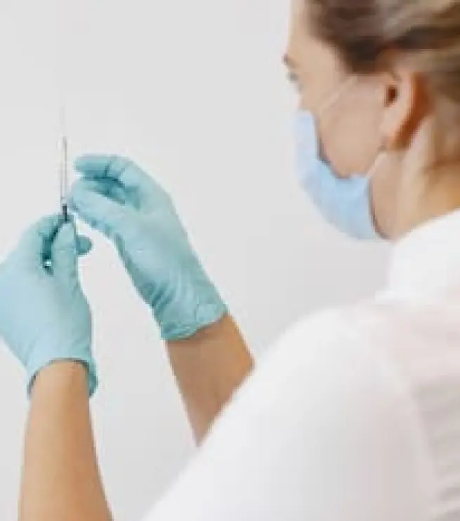 врач держит шприц