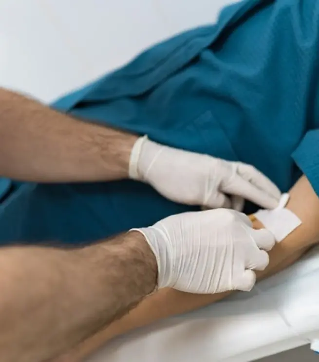 врач ставит пациенту капельницу