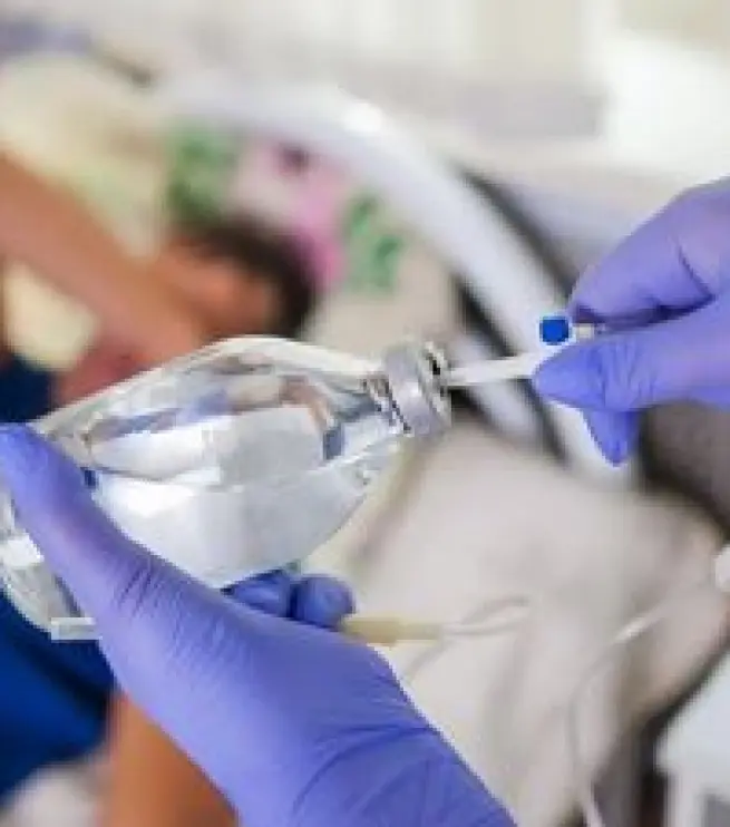 мужчине ставят капельницу