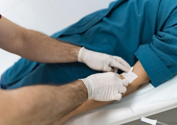 врач ставит пациенту капельницу глиатилина