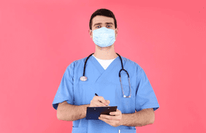 врач записывает план реабилитации несовершеннолетних наркозависимых