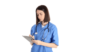 врач-невролог пишет на планшете