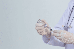 врач готов провести процедуру вшивания ампулы от алкоголизма