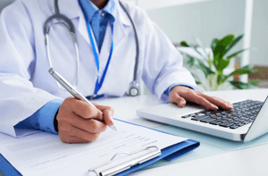 врач пишет рекомендации по лечению психологических расстройств