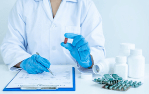 врач проводит химико-токсикологический анализ 