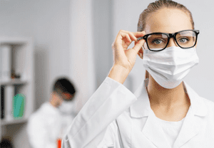 врач проводит наркологическую экспертизу