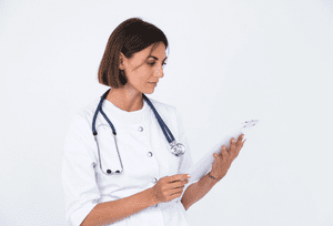 врач готовый оказать помощь в перевозке лежачих больных