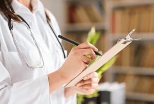 врач фиксирует данные о перевозке реанимационных больных