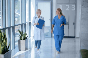 врачи обсуждают методы лечения психопатии