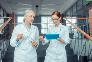 врачи составляют план спуска больного в скорую помощь 