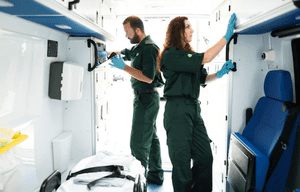 два фельдшера подготавливают к выезду медицинское такси