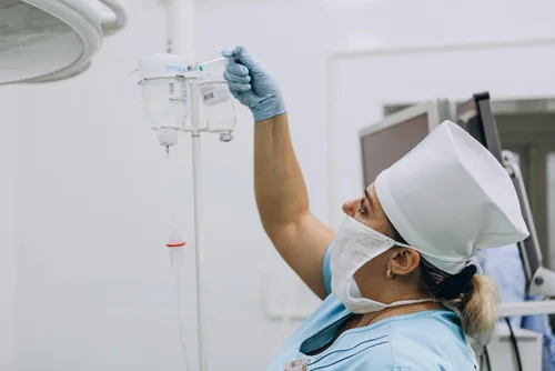 врач устанавливает капельницу глутатиона