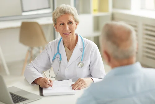 врач проводит программу реабилитации 12 шагов