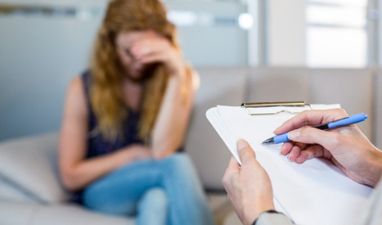 девушка с истерическим расстройством у психотерапевта